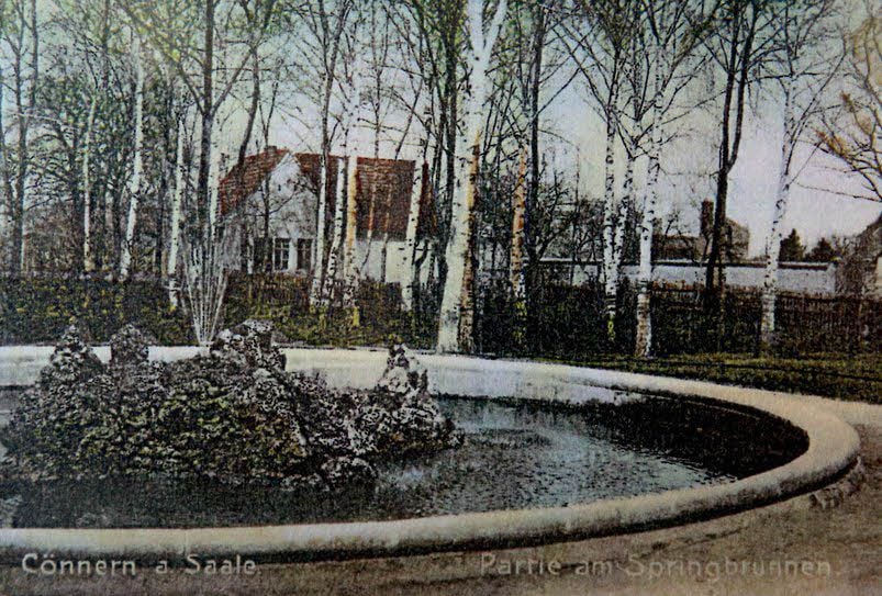Eine Aufnahme aus dem Jahr 1910 zeigt den Könneraner Springbrunnen, der sich im Laufe von mehr als 100 Jahren verändert hat.