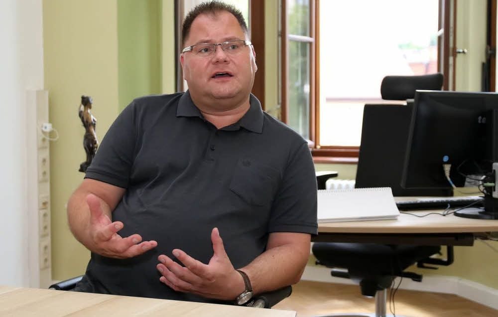 Hettstedts Bürgermeister Danny Kavalier gestikuliert Ende Juni in seinem Büro.