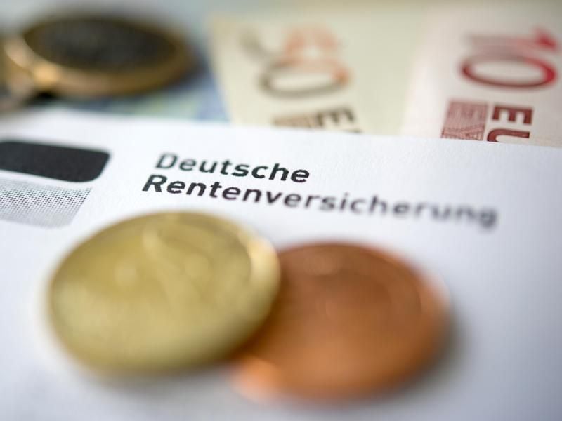 Ausgleich für Schulausbildungszeiten: Ob sich die nachträgliche Einzahlung in die Rentenversicherung lohnt, sollte der Beitragszahler beim Rentenversicherungsträger abklären. Foto: Marijan Murat/dpa/dpa-tmn