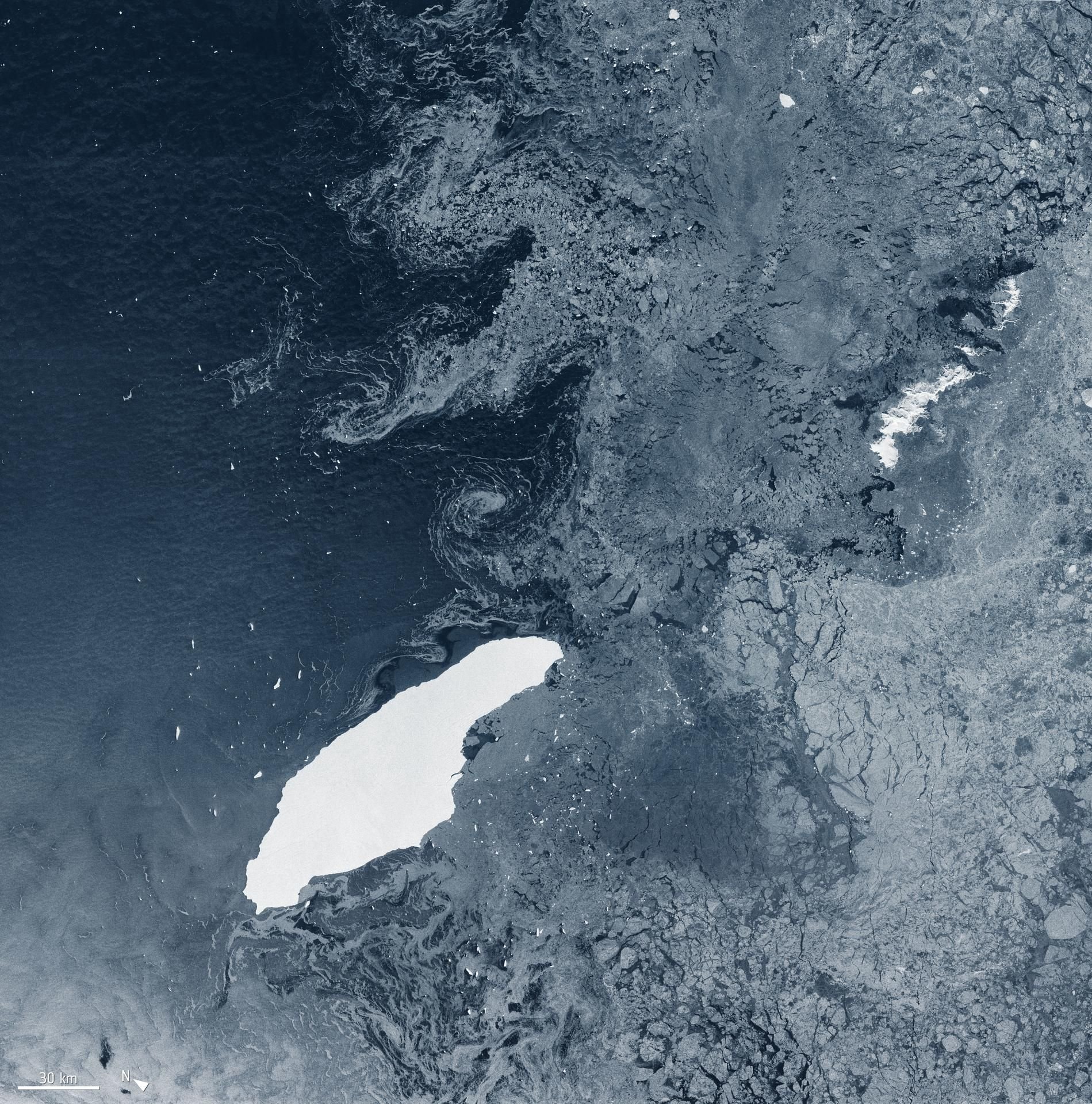 Ein riesiger Eisberg mit der Kennung A-68 schwimmt mitten im Südatlantik in der Nähe der Südlichen Orkneyinseln.
