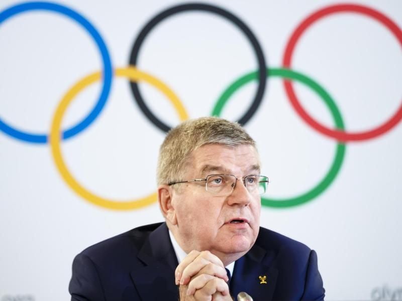 Thomas Bach, Präsident des Internationalen Olympischen Komitees, spricht auf einer Pressekonferenz zum Abschluss der Sitzung des IOC-Exekutivkomitees. Foto: Valentin Flauraud/KEYSTONE