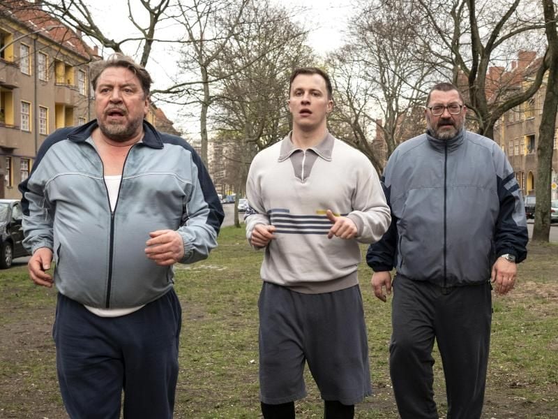 Carlo (Armin Rode), Roger (Tim Kalkhof), Becker (Heiko Pinkowski) und Köll (Karsten Mielke) bereiten sich auf den Lauf ihres Lebens vor (l-r). Foto: Christoph Assmann/ ARD/WDR Redaktion Bild/dpa
