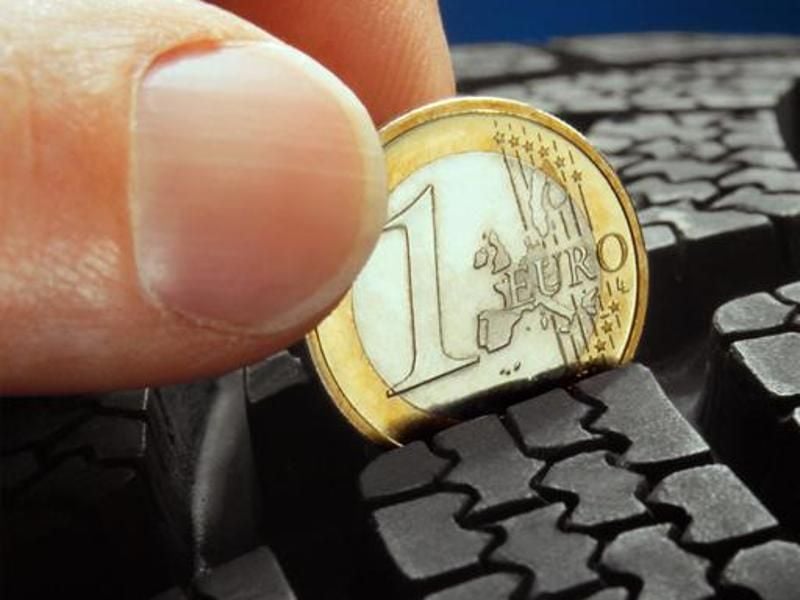 Mit dem Münztrick kann man das Reifenprofil überprüfen: Wird die goldene Umrandung einer Ein-Euro-Münze verdeckt, hat der Reifen noch mindestens drei Millimeter Restprofil. Foto: Continental