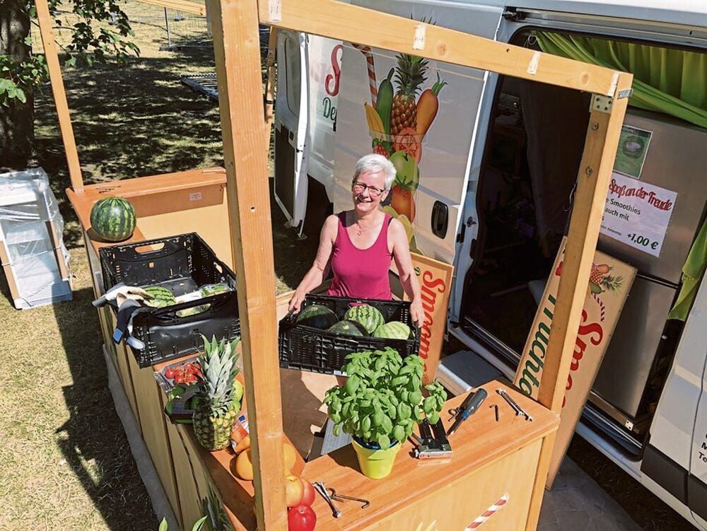 Karla Winkler hofft an ihrem Smoothiestand auf viele Kunden. Die Corona-Zeit war für die Gastronomen eine harte Zeit.