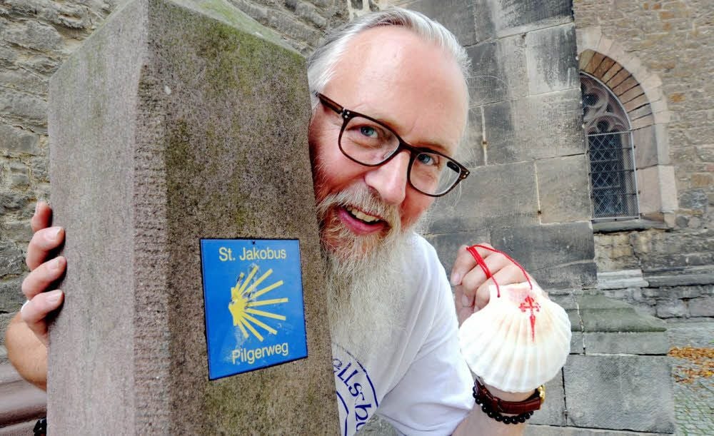 Pfarrer Sebastian Bartsch, Präsident der Jakobus-Gesellschaft Sachsen-Anhalt, mit der Muschel, dem Symbol des Pilgerwegs.