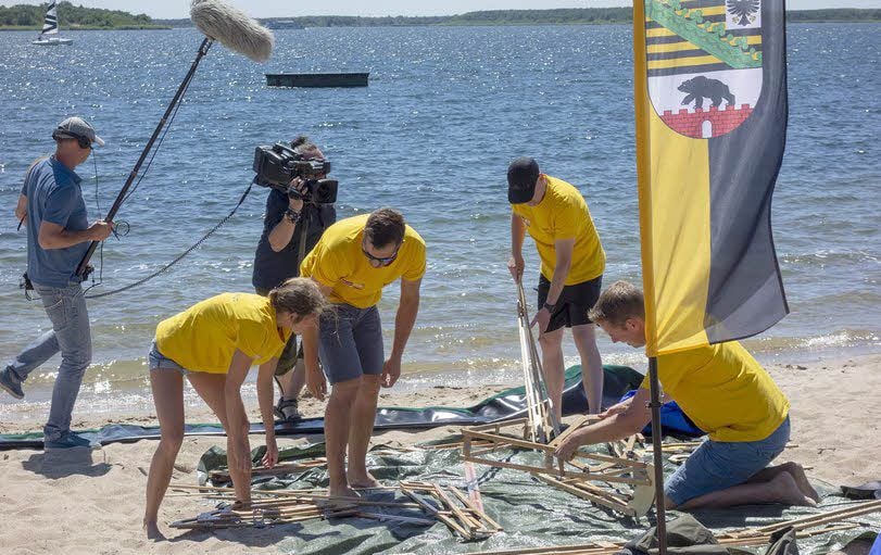 Das Team aus Ilsenburg beim Faltboot-Aufbau