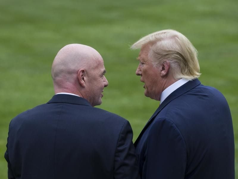 FIFA-Präsident Gianni Infantino (l) und US-Präsident Donald Trump im Gespräch. Foto: Alex Brandon/AP/dpa