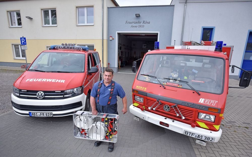 Der Rösaer Wehrleiter Lars Richter mit einem Waldbrandlöschset, das für das neue Fahrzeug LF 10 bestimmt ist. Für alle Autos wird die Halle zu klein.