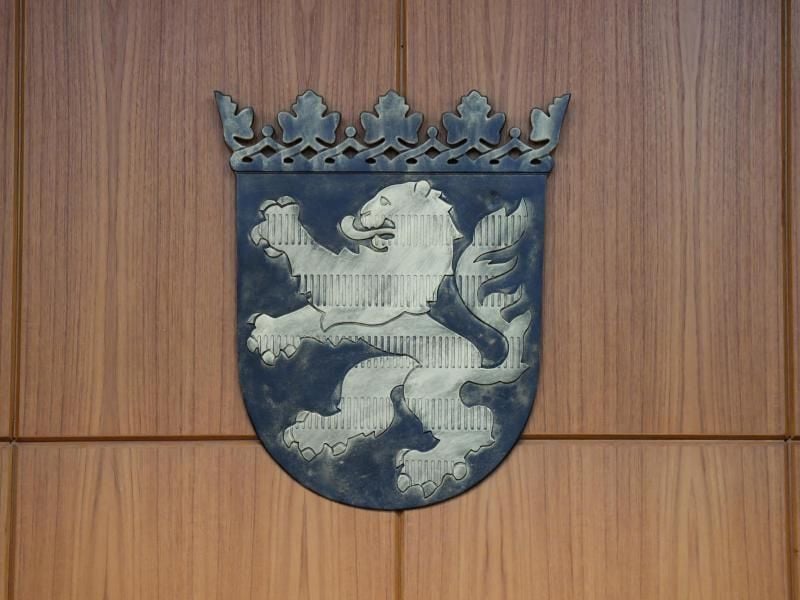 Ein Wappen mit dem Hessen-Löwen ist in einem Gerichtssaal des Frankfurter Landgerichts an der Wand befestigt. Foto: Arne Dedert/dpa/Archivbild