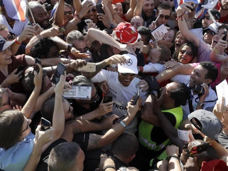Lewis Hamilton wurde nach seinem Sieg in Monza gefeiert. Foto: Luca Bruno