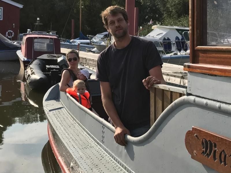 Ole, Jill und Line Grigoleit auf ihrem Hausboot. Foto: Doro Plutte/ZDF
