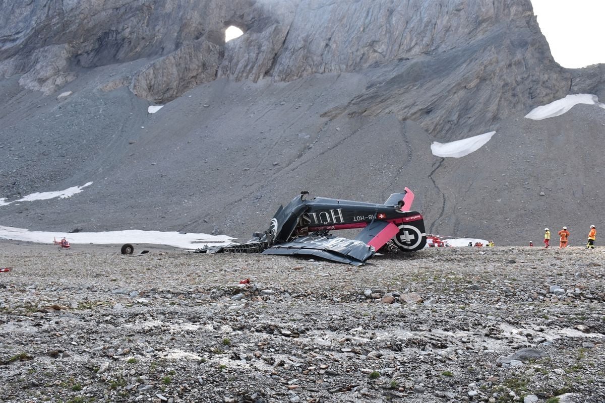 Dieses von der Kantonspolizei Graubünden zur Verfügung gestellte Foto zeigt die Absturzstelle der JU-52, die am Samstagnachmittag aus unbekannten Gründen abgestürzt ist.