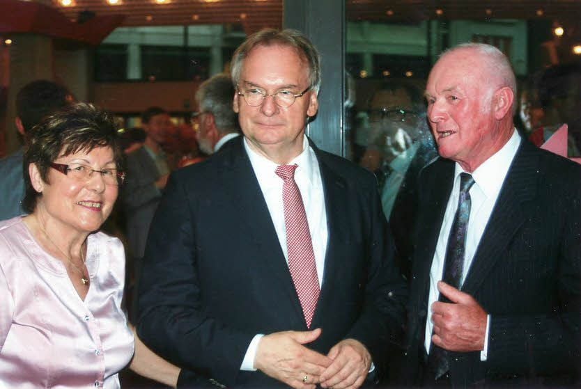Marianne und Hans-Joachim Zerning (r.) sprachen beim Sommerfest in Brüssel auch mit Ministerpräsident Reiner Haseloff.