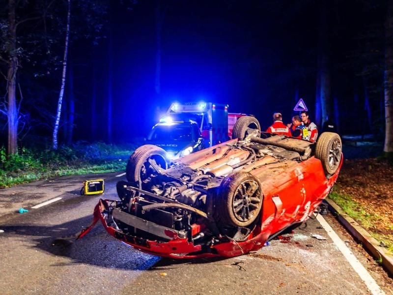 Ein Auto liegt nach einem Unfall auf der L3368 auf dem Dach. Foto: Heiko Hahnenstein/Wiesbaden112/dpa