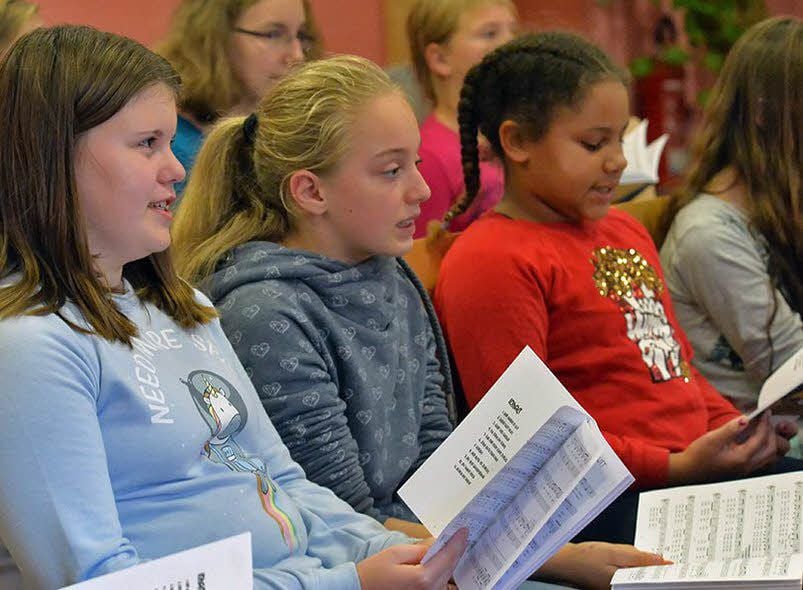 Bei der Chorprobe am Nachmittag werden alle Texte gefestigt.