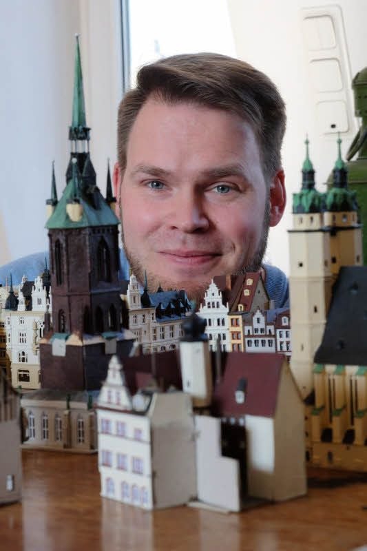 Der Rote Turm ist das Erstlingswerk von Stephan Gorn. Seit über sieben Jahren baut der Hallenser seine Heimatstadt nach - aus Pappkarton, Kleber und Farbe.