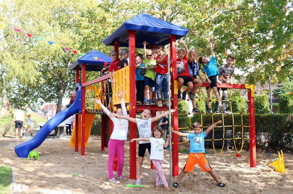 Nach trostlosen Jahren macht der Spielplatz am Ernst-Thälmann-Platz in Wulfen seinem Namen wieder alle Ehre. Das haben Eltern, Großeltern und viele weitere Spender möglich gemacht. Die Kinder haben für alle Spender als Dankeschön ein Bild gemalt.