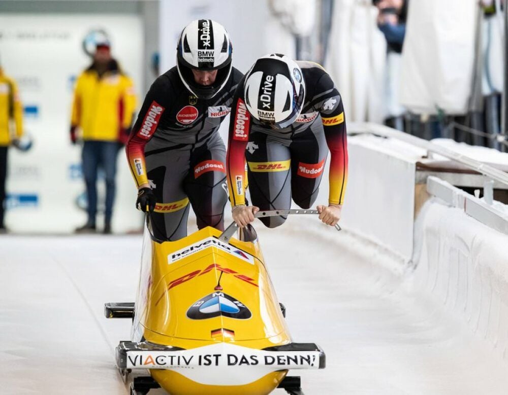 Kim Kalicki (v.) und Kira Lipperheide auf dem Weg zu WM-Silber