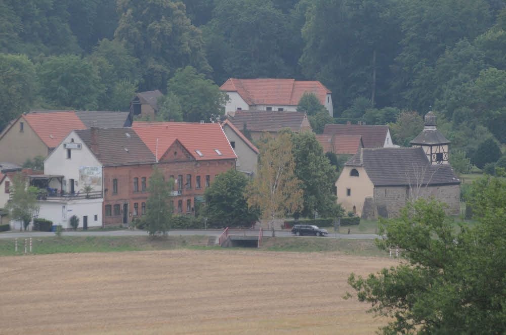 Blick von Schloss Burgscheidungen auf die Ortslage Tröbsdorf. Rechts ist deutlich die evangelische Dorfkirche „Unser lieben Frauen“ zu erkennen.