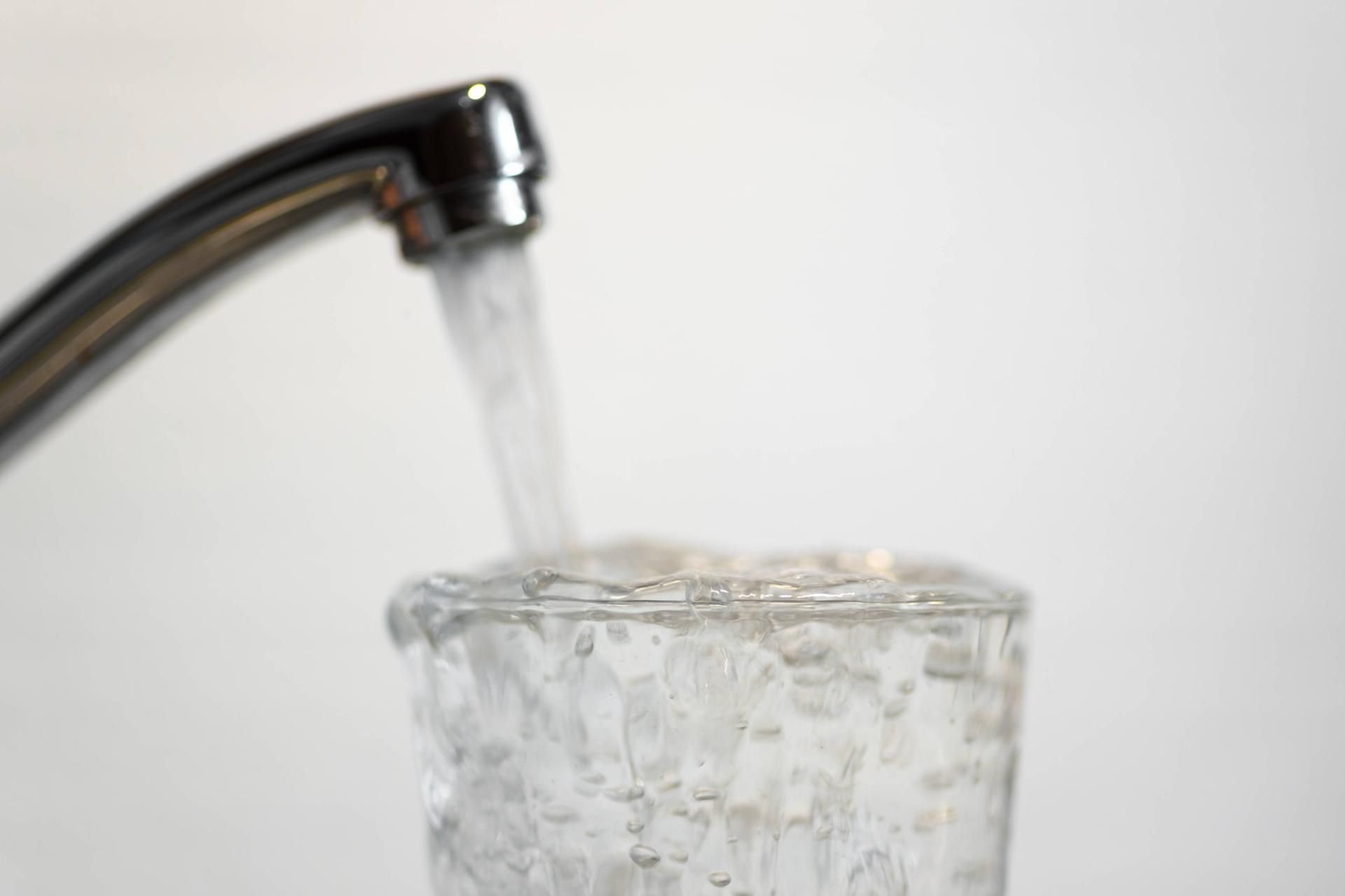 Ein Glas wird mit Leitungswasser gefüllt.