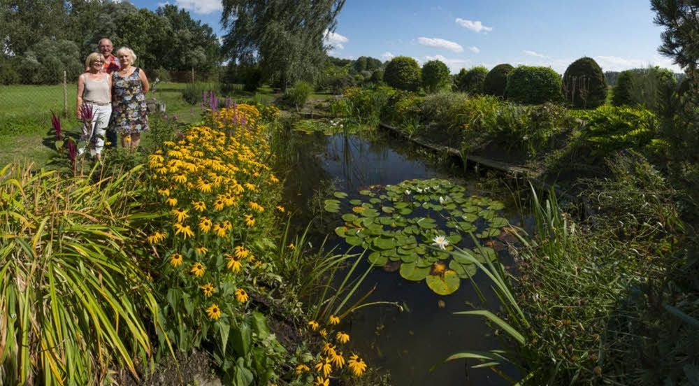 Heidrun und Günter Stockmann zusammen mit Schulfreundin Hella Reisser (l.) im Gartenparadies.
