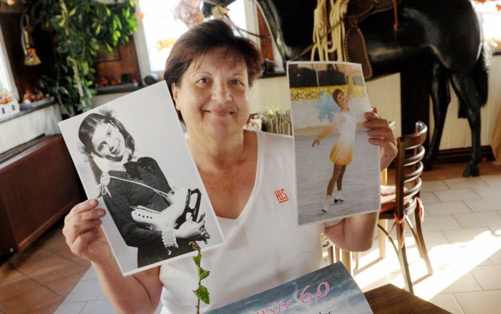 Margit Jirschik mit Fotos von Christine Stüber-Errath, die demnächst bei ihr zu Gast sein wird.