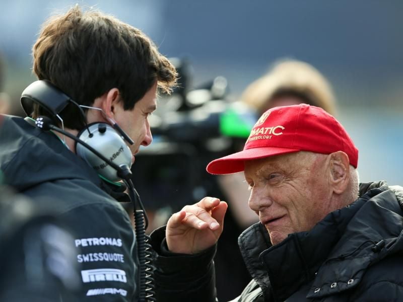 Mercedes-Teamchef Toto Wolff (l) bezeichnet Niki Lauda als „Außenminister” der Silberpfeile. Foto: Jens Buettner