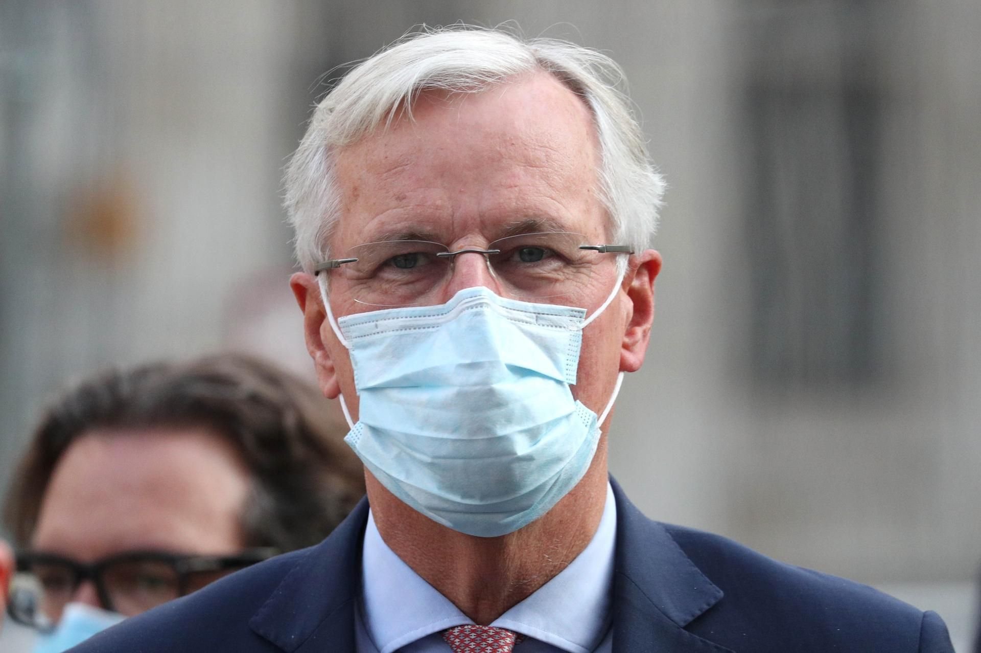 Michel Barnier, EU-Brexit-Unterhändler aus Frankreich, trägt einen Mundschutz und verlässt das Ministerium für Wirtschaft, Energie und Industriestrategie nach Gesprächen über ein Freihandelsabkommen.