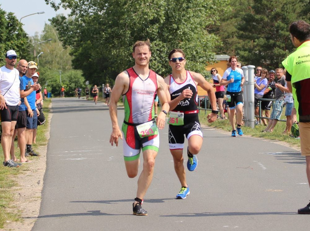 Matthias Rauhut (r.) aus Ebersroda wird seinen Dauerrivalen vom USC Magdeburg, Sören Weniger, im Endspurt noch abfangen. Genau so knapp wie dieses Duell beim Bergwitztriathlon endete auch die Gesamtwertung.