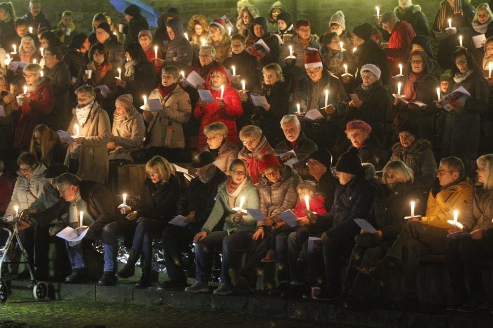 Gut gefüllt war die Freilichtbühne am Alten Schloss beim siebenten Sangerhäuser Weihnachtssingen.