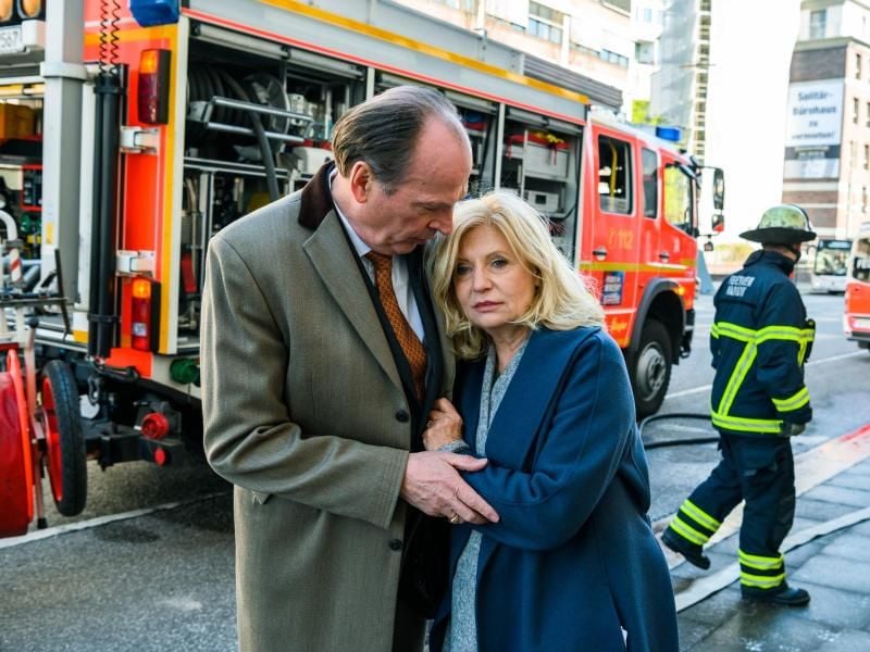 Herbert Knaup und Sabine Postel bei den Dreharbeiten. Foto: Mohssen Assanimoghaddam