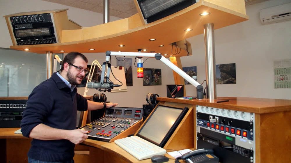 Der Geschäftsführer von Radio hbw, Kay Mähnert, steht selbst oft im Studio. Im kommenden Jahr wird die gesamte Technik erneuert.