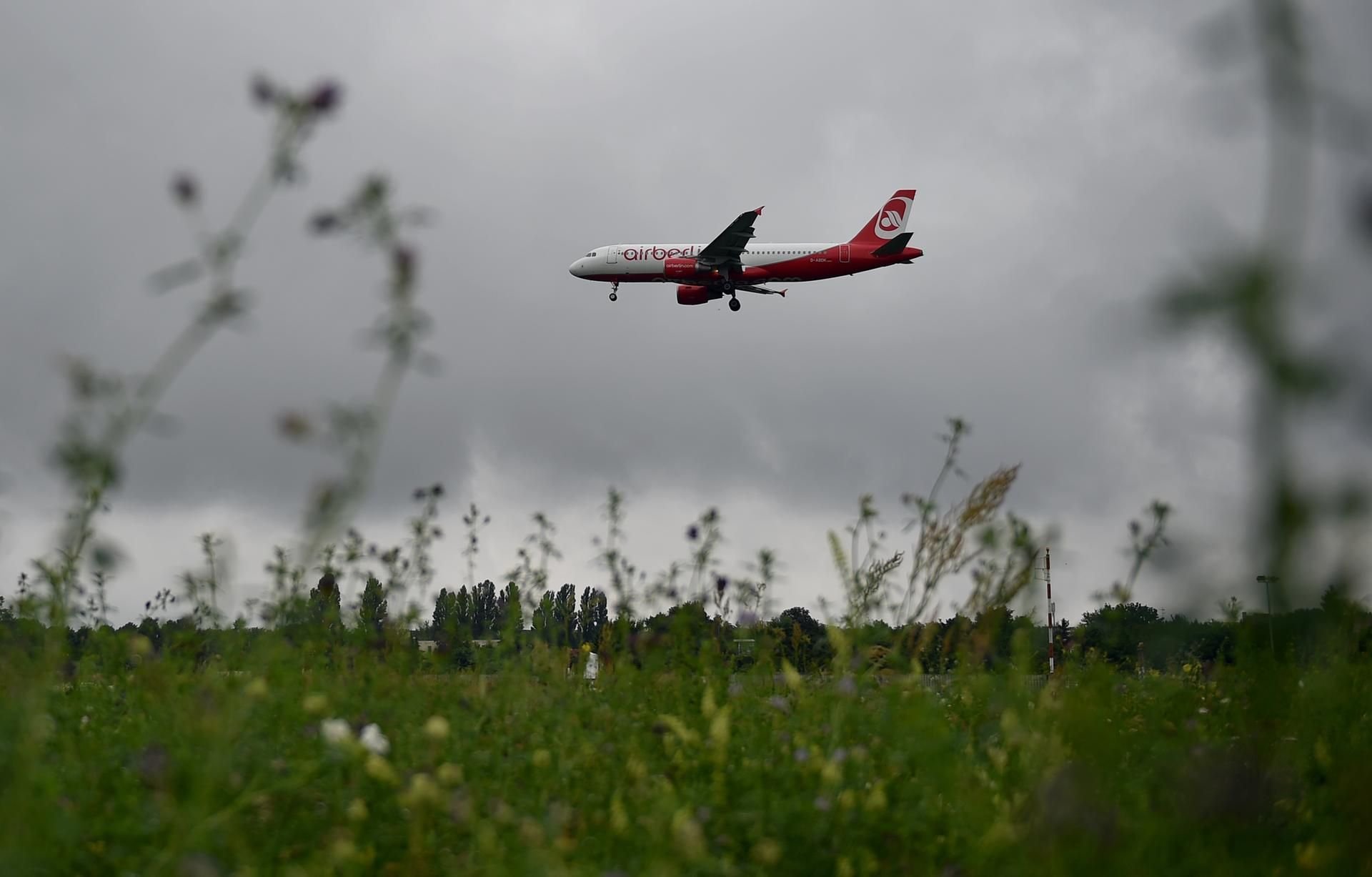 Maschine von Air Berlin im Landeanflug auf den Airport Berlin-Tegel: Danke eines Überbrückungskredites vom Bund ist der Weiterbetrieb der insolventen Airline für drei Monate gesichert.
