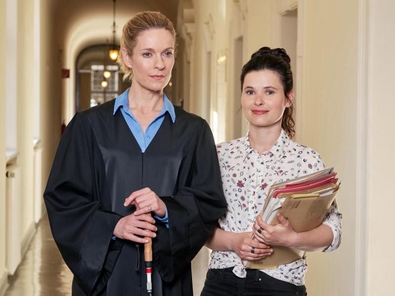 Die blinde Anwältin Romy Heiland (Lisa Martinek, l) und ihre eigensinnige Assistentin Ada Holländer (Anna Fischer) arbeiten in Berlin. Foto: Reiner Bajo