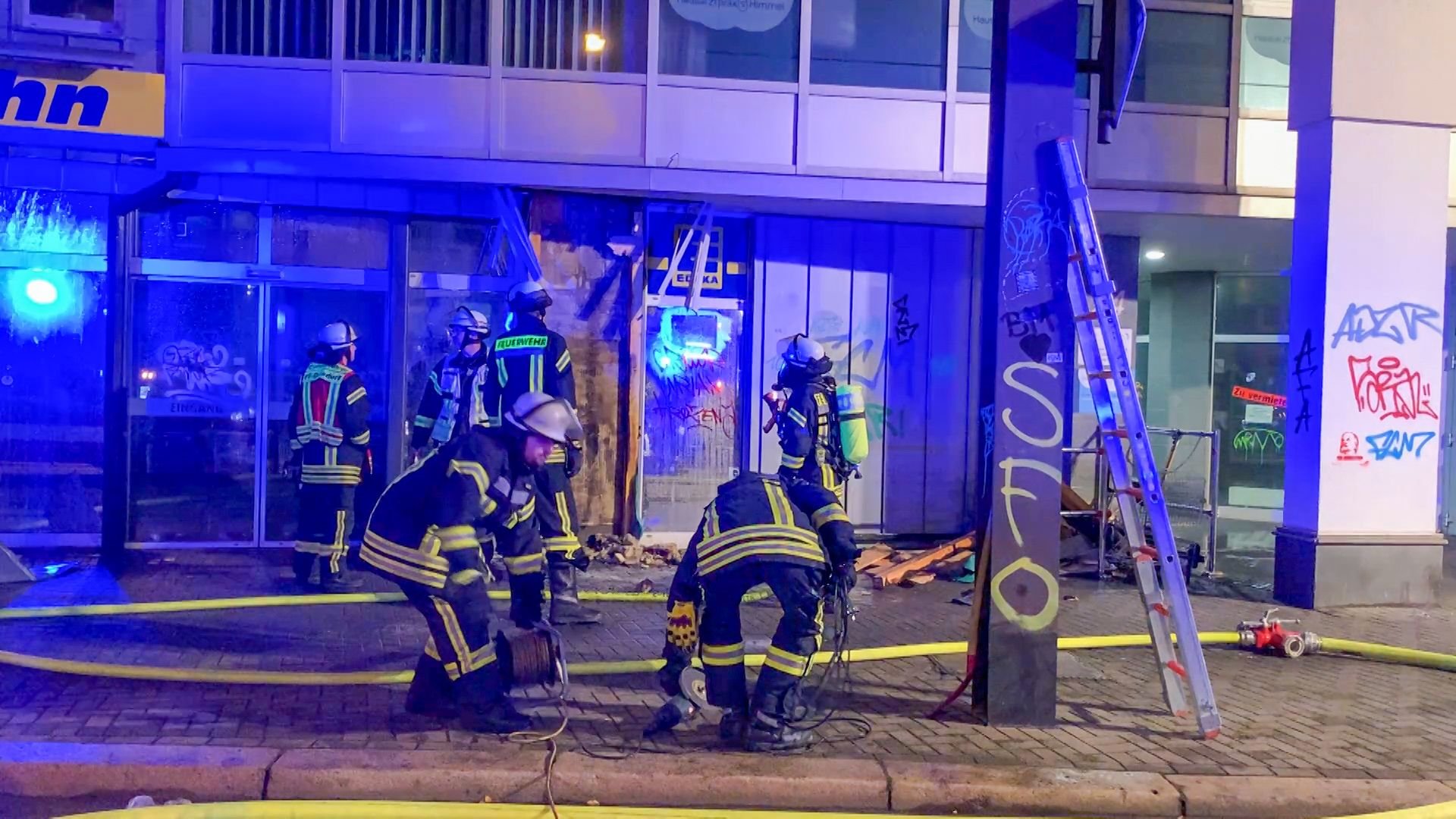 In Magdeburg musste die Feuerwehr am Freitagabend zu einem Brand an einem Supermarkt ausrücken.