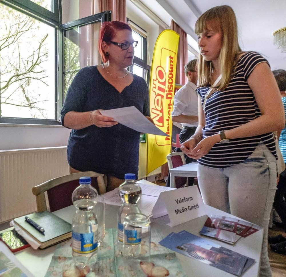 Julia Heise, die einen neuen Job sucht, und Stefanie Merkel von Veloform Media kommen schon nach wenigen Minuten überein: in der kommenden Woche gibt es ein Bewerbungsgespräch.