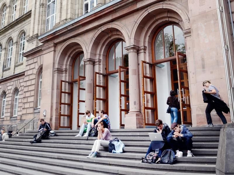 Studentenvor dem Hauptgebäude der Rheinisch-Westfälischen Technischen Hochschule (RWTH) Aachen. Foto: Marius Becker