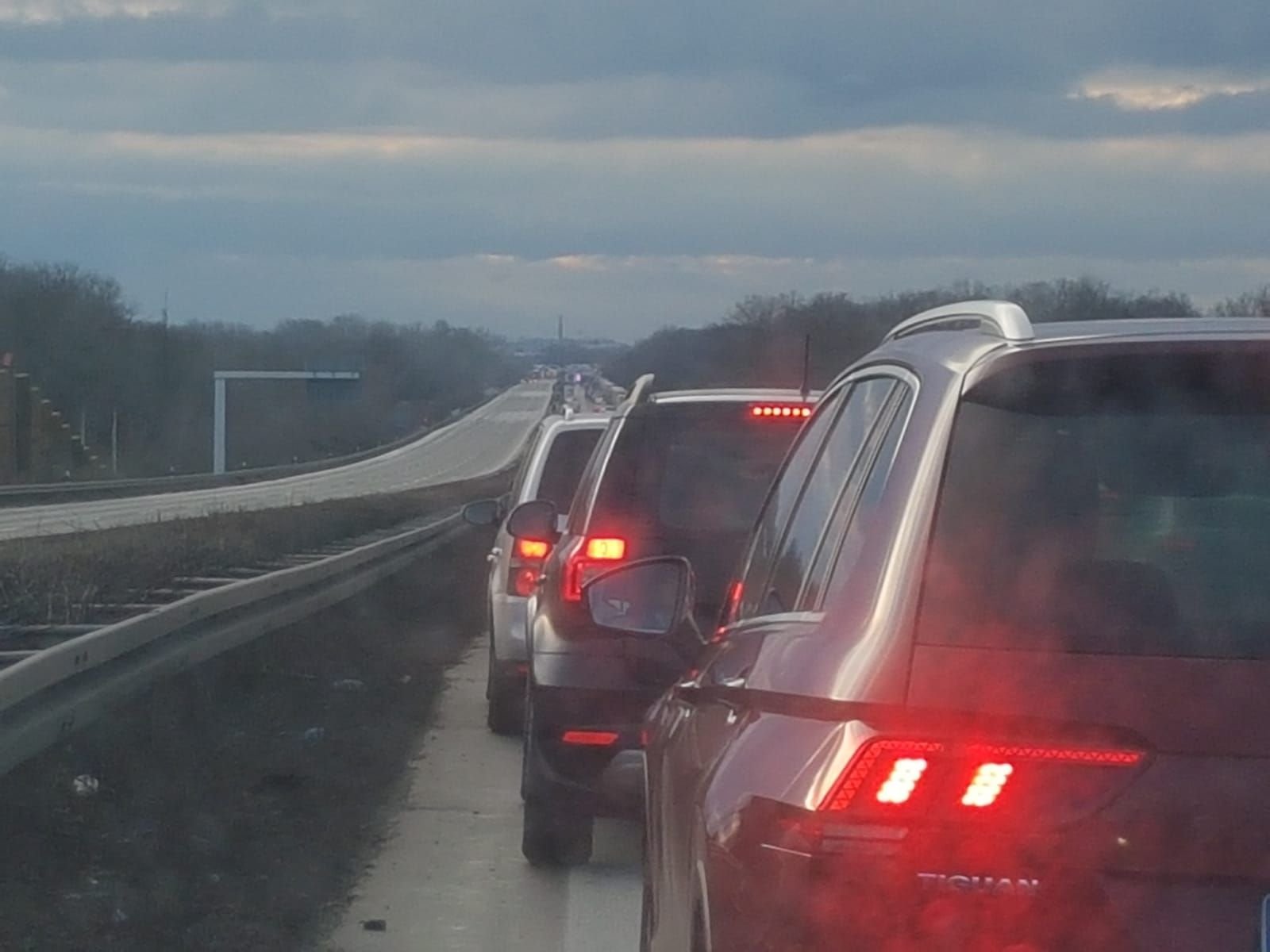 Wegen eines schweren Verkehrsunfall auf der A9 bei Günthersdorf und Leipzig-West sind beide Fahrtrichtungen voll gesperrt. Es kommt zu Staus.