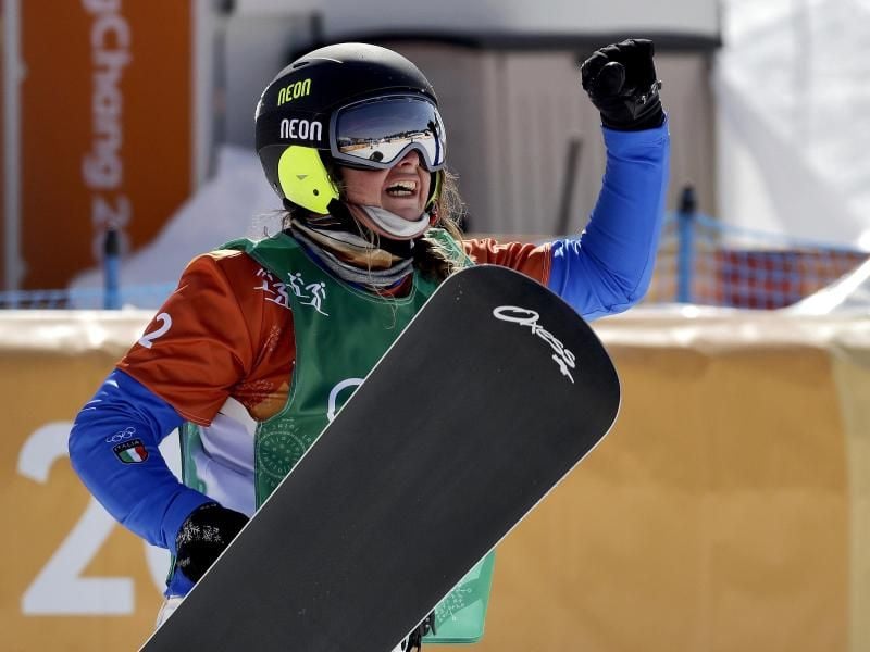 Michela Moioli aus Italien freut sich über ihren Sieg im Snowboardcross. Foto: Kin Cheung