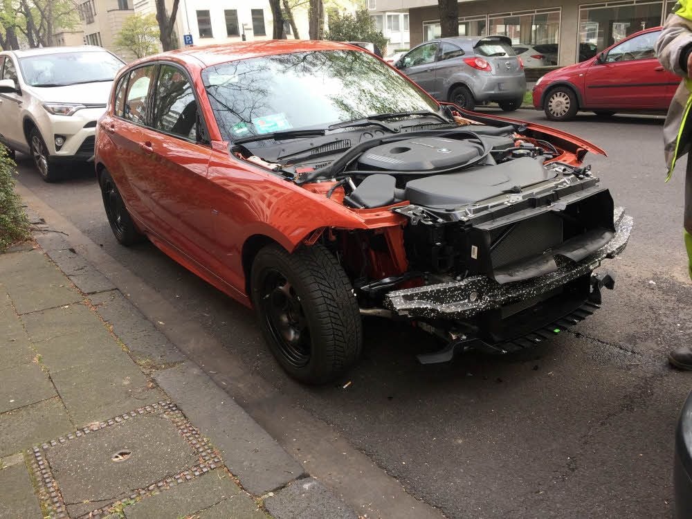 Der 1er-BMW wurde in der Clever Straße systematisch ausgeschlachtet, ohne dabei den Lack zu verkratzen.