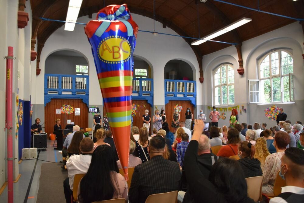 Die Musiklehrer Till Uhlmann und Eva Lorenz (v. l.) begleiten ihre Kolleginnen beim Bühnenprogramm für die Abc-Schützen an der Hutten-Schule.