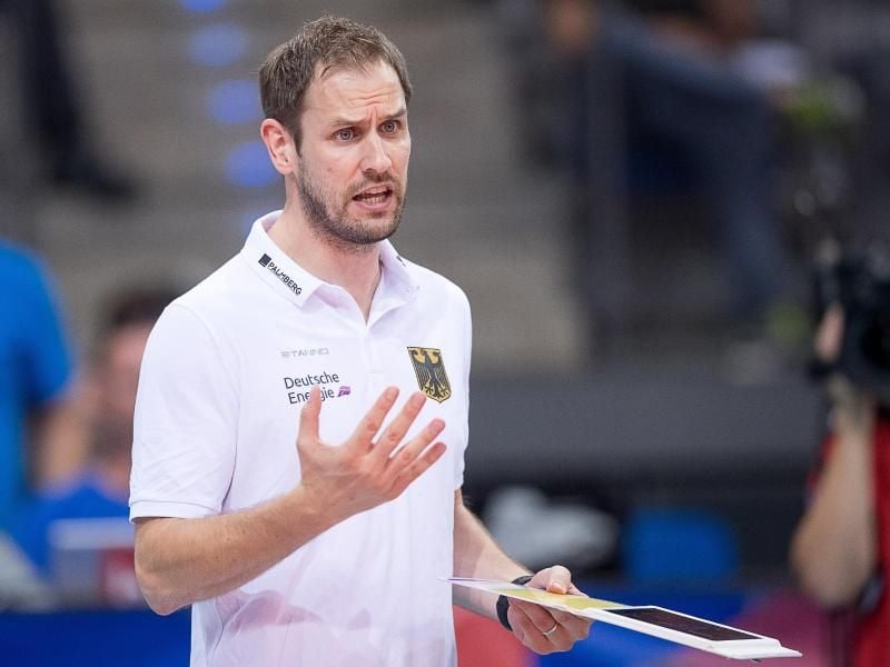 Bundestrainer Felix Koslowski und die deutschen Volleyballerinnen haben die erste Chance auf ein Tokio-Ticket vergeben. Foto: S. Gollnow