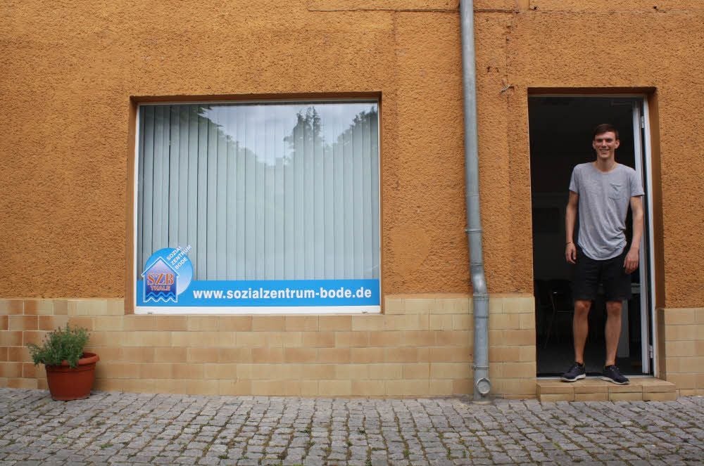 Ansprechpartner beim Thema Zuwanderung: Stefan Blasek vor dem Büro der Migrationshilfe im Thalenser Sozialzentrum Bode.