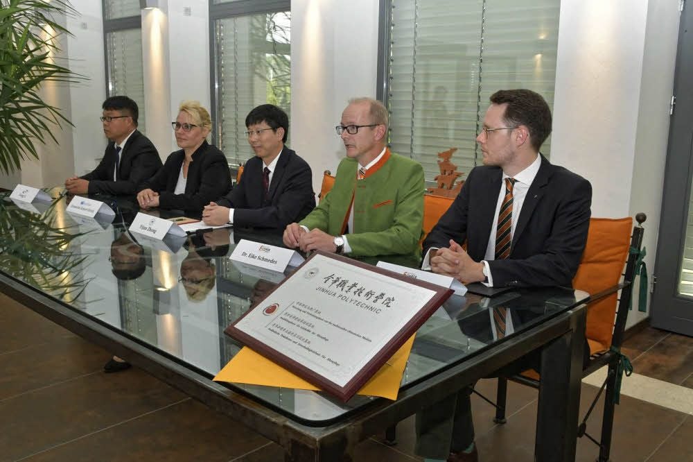 Gäste und Gastgeber an einem Tisch: Dong Li, Jeanette Eckert-Ulrich (IWK), Yijun Zhong (Präsident der Jinhua Polytechnik), Eike Schmedes (Geschäftsführer Führer Gruppe) und Projektentwickler Christian Fernekohl. (v.l.)