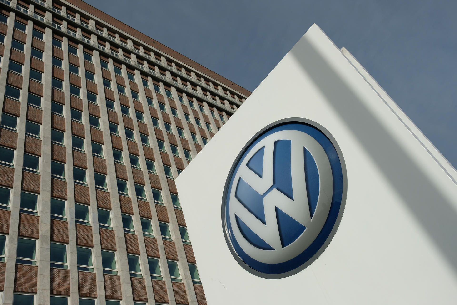 Logo des Volkswagen-Konzerns vor der Firmenzentrale in Wolfsburg