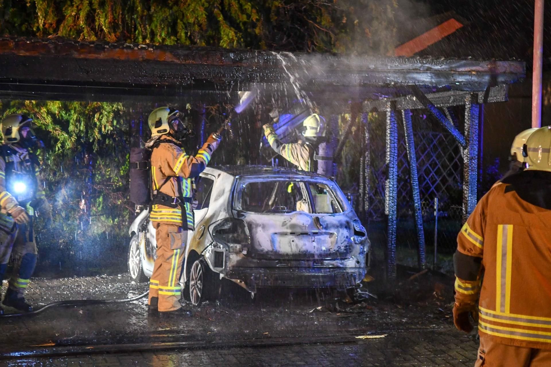 In einem Wohngebiet in Staßfurt sind in der Nacht ein Carport und ein Auto in Flammen aufgegangen und zerstört worden.