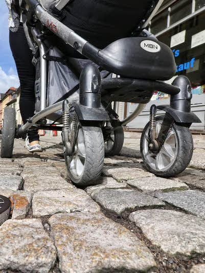 Historisches Pflaster sieht zwar hübsch aus, erschwert aber das Schieben der Kinderwagen.