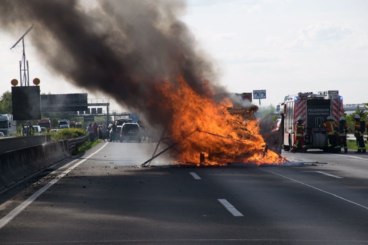 Ein Kleintransporter brennt am 15. Mai auf der Autobahn 2 bei Braunschweig.