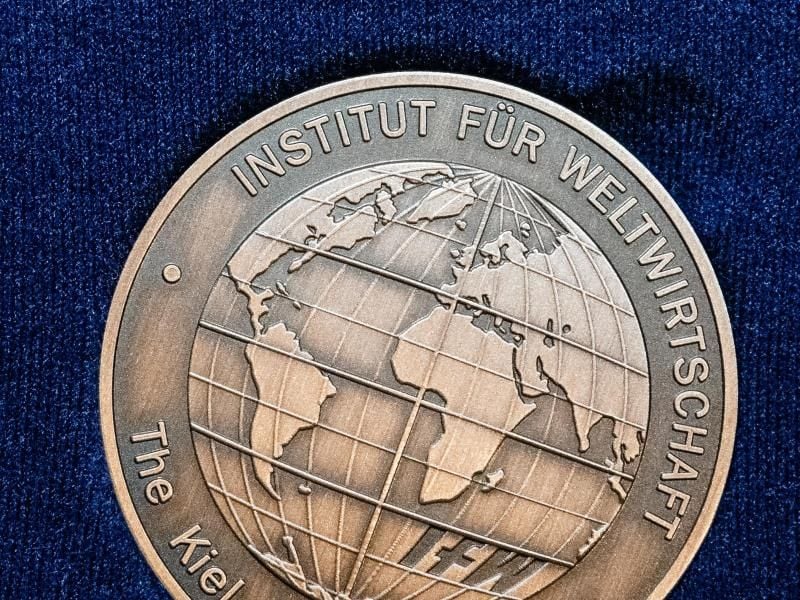 Die Medaille des Weltwirtschaftlichen Preises ist zu sehen. Foto: Markus Scholz/Archiv