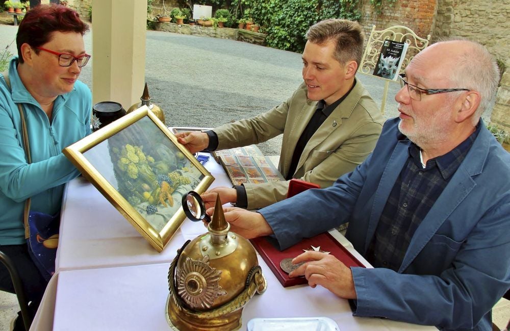 Manuela Rockmann lässt ein Bild ihrer Großeltern auf Machart und Wert von Bernd Hübner (r.) und Henry Thurisch untersuchen.